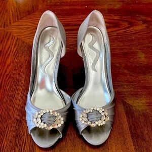 WOMEN’S Nina gray wedges size 8M rhinestones satin